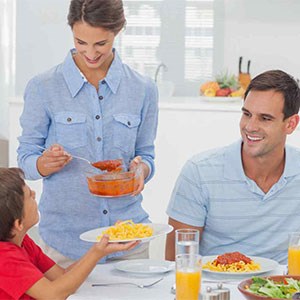 مصرف روزانه یک وعده غذا در جمع خانواده مانع از چاقی می شود