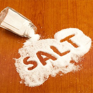 مصرف کم نمک ممکن است خطر حمله قلبی ، سکته مغزی و مرگ را افزایش دهد.