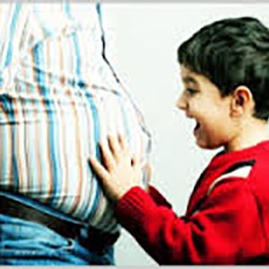 چاقی والدین با تأخیر رشد کودک ارتباط دارد.
