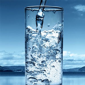 قبل از وعده غذایی یک لیوان آب بنوشید