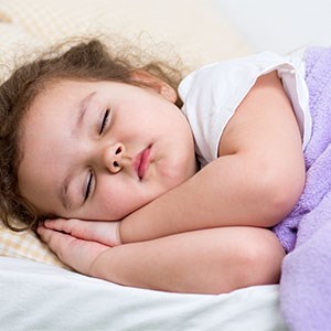 کودکانی که زودتر می خوابند در آینده کمتر چاق می شوند.