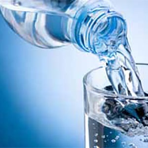 نوشیدن آب فواید بی شماری برای سلامتی دارد.