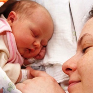 تاثیر شیر مادر بر وزن کودکان متولد شده از مادران چاق