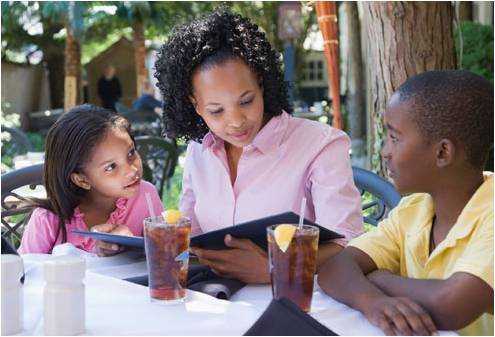 توصیه 8: در رستوران غذای مخصوص کودکان را که حجم کمتری دارد سفارش دهید